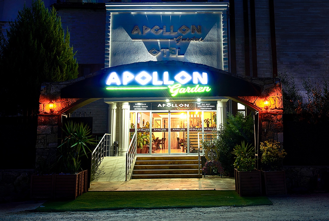 Otel Girişi